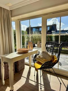 EuroParcs Schoneveld Breskens Huis Zeemeeuw mit Zaun Haus Nr J250 - 1