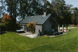 The Mist, Luxury Farm w Fireplace & Hot tub - 0