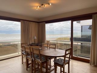 Seaside Apartment by the Zeedijk Promenade - 8
