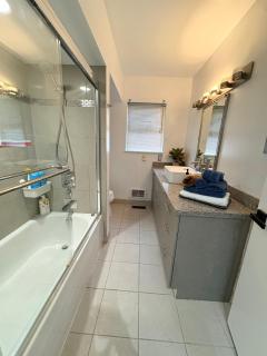Oakridge Garden Retreat - Free Parking - 6-min walk to Skytrain - 5