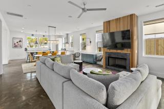 Music Manor, 3-King Beds w Pool,mins to Beach&D - 1