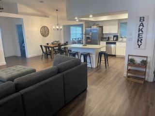 Beautiful Home across the street from Lake June! - 4