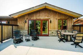 Elegant Creekside Golf Retreat Clubhouse and Pool - 8