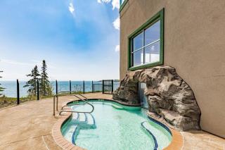 Panoramic Lake Views King Bed Studio, Whirlpool and Hot Tub - 0