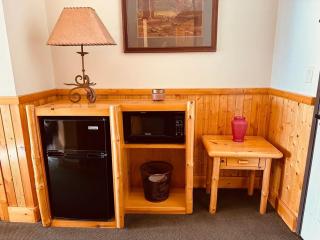 Panoramic Lake Views King Bed Studio, Whirlpool and Hot Tub - 8