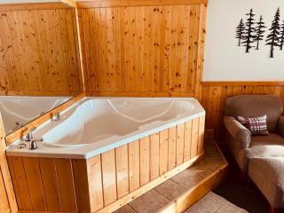 Panoramic Lake Views King Bed Studio, Whirlpool and Hot Tub - 7