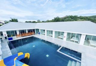 7-Bedroom Villa with XXL Pool for Groups of Friends - 8