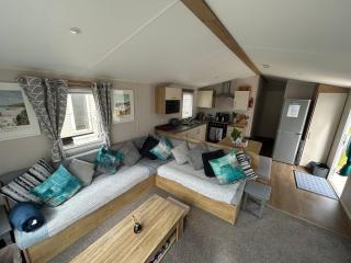 Golden Dunes Retreat, Dog-Friendly Stay at Par Sands Holiday Park, Cornwall - 8