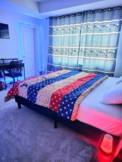 SwitHome Properties Private Master Bed Bath 1 Cautley Near YEG Airport - 9