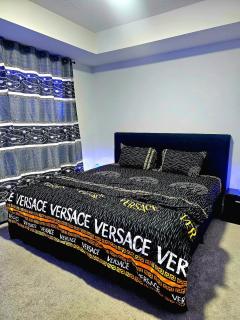 SwitHome Properties Private Master Bed Bath 1 Cautley Near YEG Airport - 5