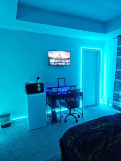 SwitHome Properties Private Master Bed Bath 1 Cautley Near YEG Airport - 4