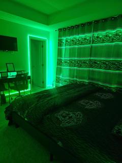 SwitHome Properties Private Master Bed Bath 1 Cautley Near YEG Airport - 2