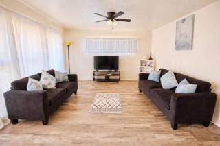 Bright & Cozy Modern Space Near Downtown - 0