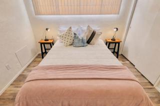 Bright & Cozy Modern Space Near Downtown - 4