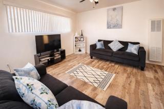 Bright & Cozy Modern Space Near Downtown - 9