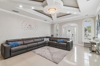 3br,3ba home near Downtown and Airport, Walk to the Stadium - 1