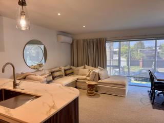 Modern Beach Apartment with Pool & Location - Mount Maunganui - 5