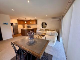 Modern Beach Apartment with Pool & Location - Mount Maunganui - 7