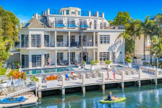 The Modern Castle Canal View Access Rooftop Living Greenhouse VlLLAS - 9