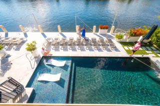 The Modern Castle Canal View Access Rooftop Living Greenhouse VlLLAS - 3