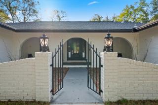 Boho Retreat with 2 Masters and Plenty of Space - 0