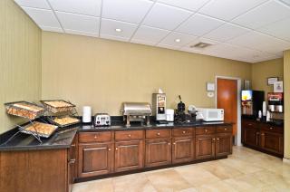 Best Western Plus Brunswick Inn & Suites - 7