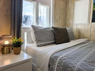 Relaxing Chalet Getaway with Spa Fireplace & BBQ - 6