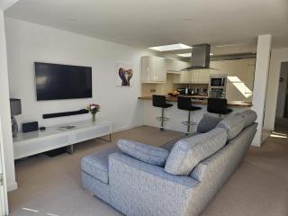 Bright 3 Bed Family Retreat with Large Garden in Langton Matravers - 1