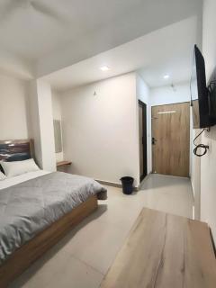 Hotel The Skyluxe - 0