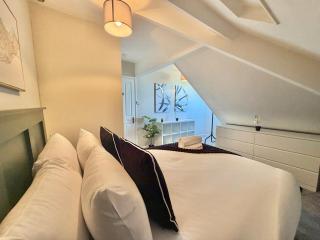 Six Bedroom Home Near Town and Beach - Three Bathrooms - Outbuilding with Pool Table - 6