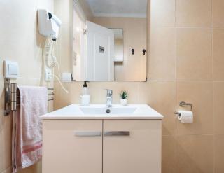 Habitaciones con baño compartido en bonito Apartamento en Badalona - 1