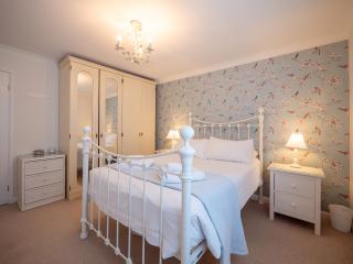 Bright Bungalow Near Town & Estuary with parking - 8