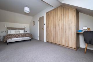 3 Bed House Sleeps 8 -Garden - Free Parking - WiFi - 7