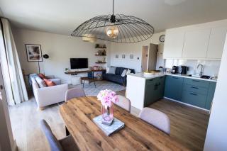 3 Bed House Sleeps 8 -Garden - Free Parking - WiFi - 3