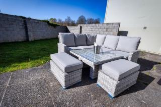 3 Bed House Sleeps 8 -Garden - Free Parking - WiFi - 2