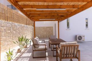 Bali-style One Bedroom Apt | Lighthouse Beach - 4