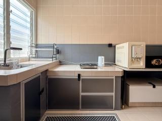 Black & White 3BR Landed 8 Pax with Free Netflix WiFi Coway - 1