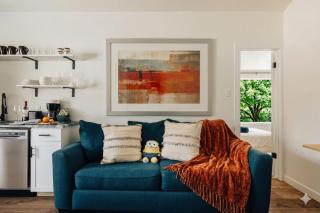 Modern SoCo Stay with King Bed, Dedicated Workspace & Walkable to Cafes - 0