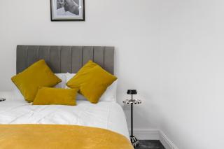 Bright & Stylish 2BR Markland Hill Residence, Bolton, Sleeps 4, Long Stay Ready - 3
