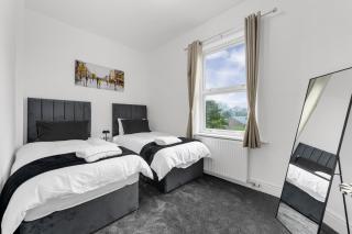 Bright & Stylish 2BR Markland Hill Residence, Bolton, Sleeps 4, Long Stay Ready - 9