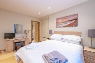 Central Apartment with Parking by Guestz - 9