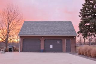 Set on peaceful 5 acres, 5 min from town, Private Building, Level 2 EV Charger - 3