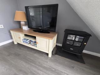 124, Three bed two storey chalet on Bermuda holiday park, Hemsby - Sleeps 7, bed linen and towels included with onsite entertainment and further entertainment close by - includes balcony - 1