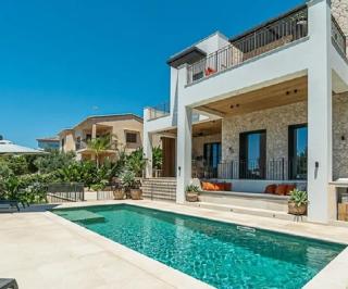 Villa is located in a residential area of Bendinat - 0