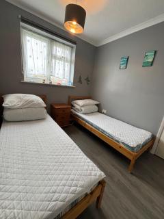 124, Three bed two storey chalet on Bermuda holiday park, Hemsby - Sleeps 7, bed linen and towels included with onsite entertainment and further entertainment close by - includes balcony - 4