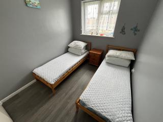 124, Three bed two storey chalet on Bermuda holiday park, Hemsby - Sleeps 7, bed linen and towels included with onsite entertainment and further entertainment close by - includes balcony - 5