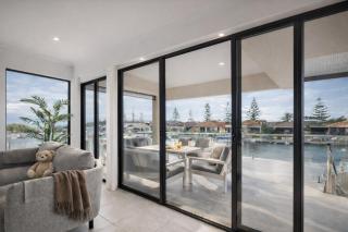 Luxury Canal Retreat with Private Jetty - 4