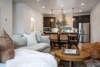 Modern Mountain Escape R5054Snowbasin Ski Getaway - 0