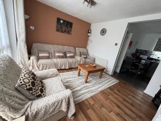 140, Three bed two storey chalet on Bermuda holiday park, Hemsby - Sleeps 6 on a pet free site - entertainment onsite and close by - 1