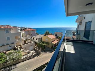 Sea & Stone Edge Suites - 9